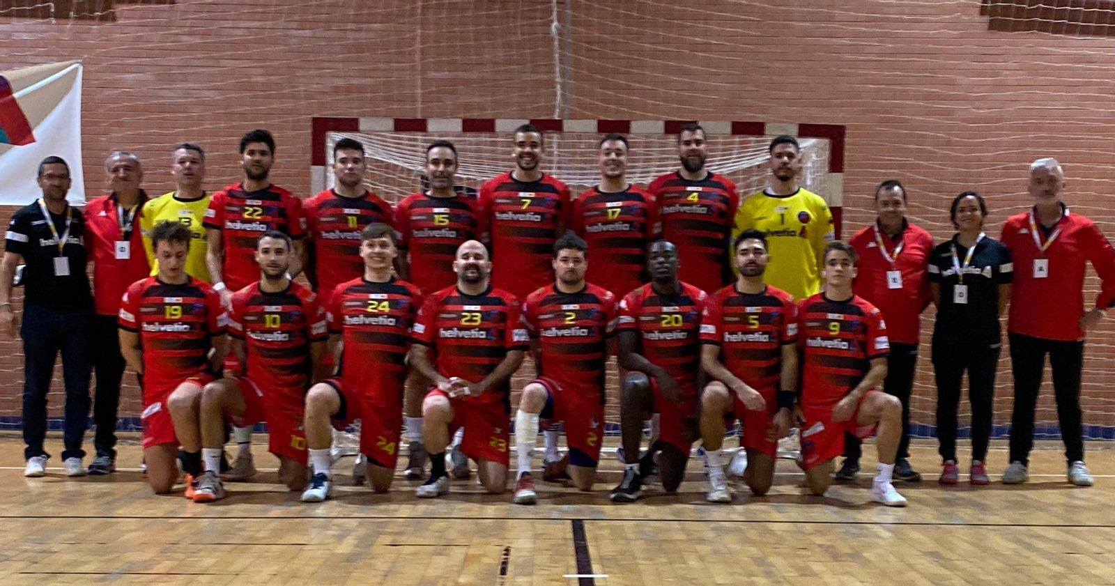 El equipo del Helvetia BM Prointegrada posa antes de comenzar el encuentro.