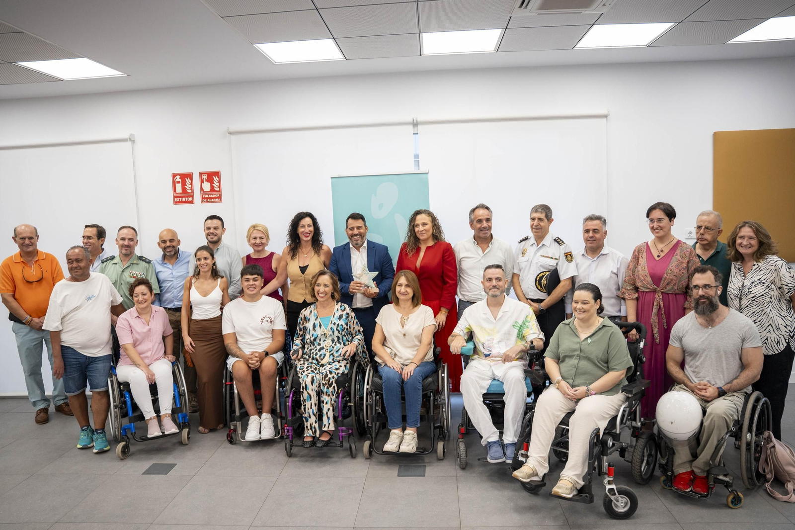Los premiados por Aspaym en Almería y las autoridades presentes en el evento.