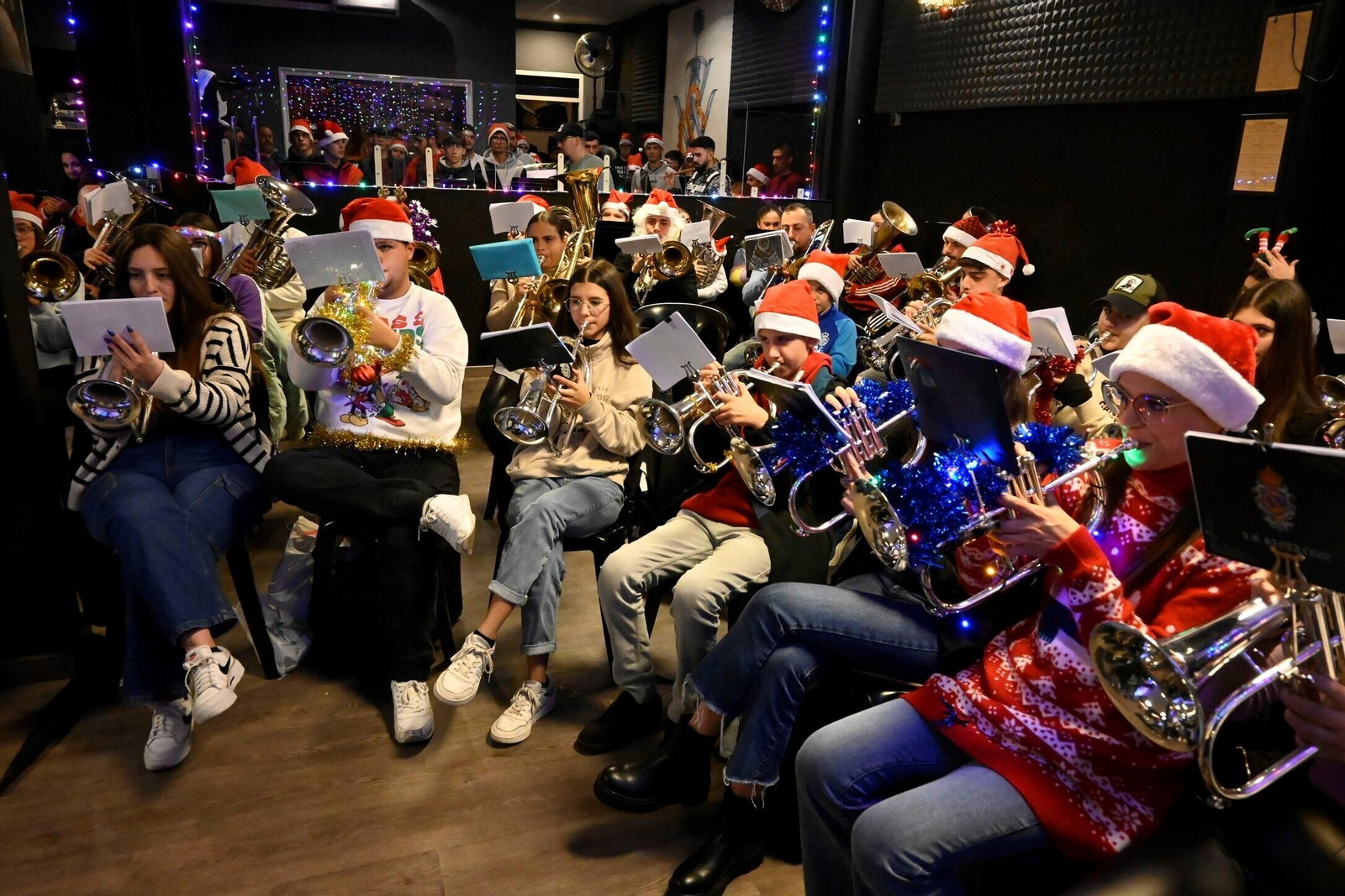 El ensayo de los integrantes de la Agrupación Musical de Santa Cruz antes de la Cabalgata.
