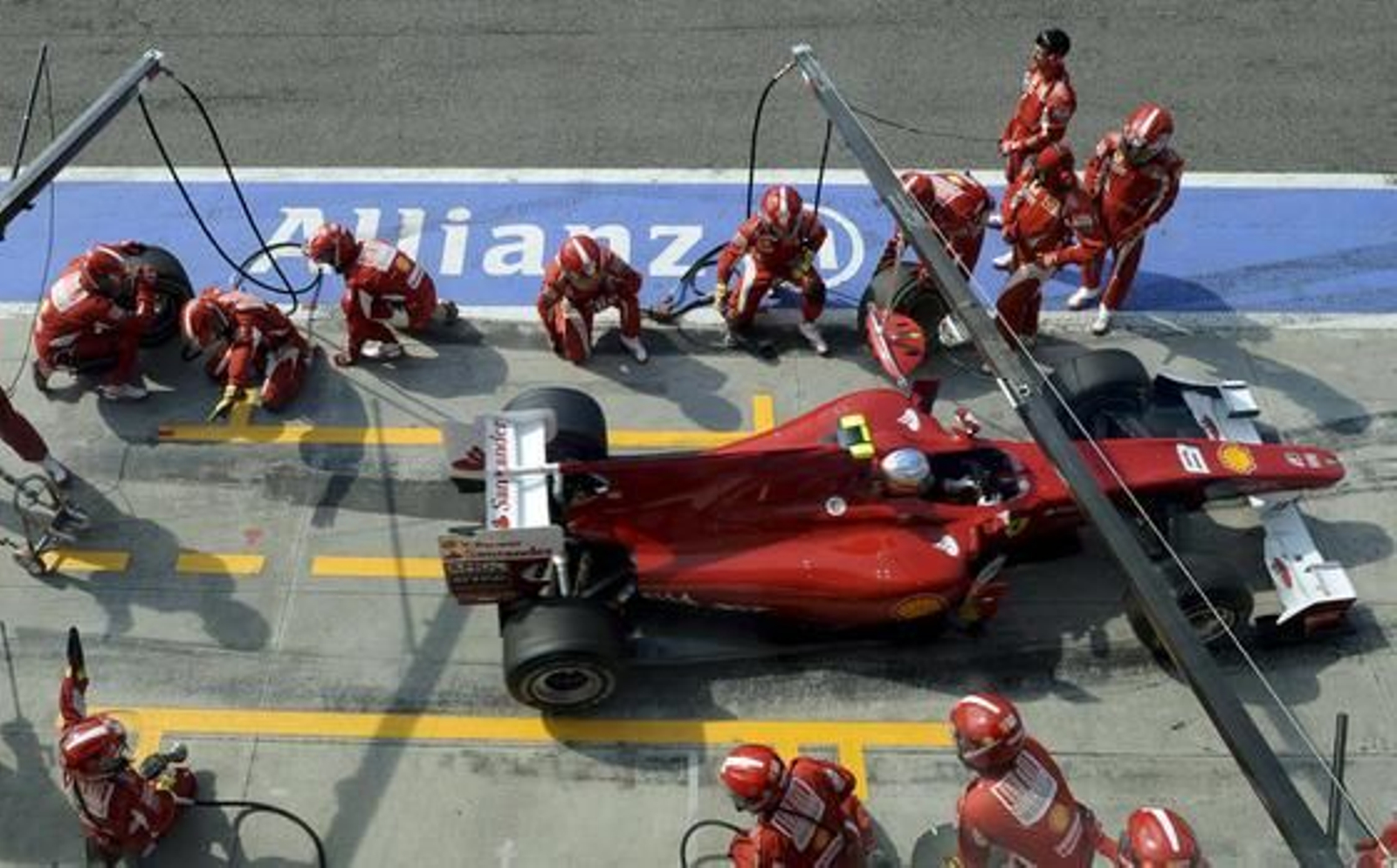 Fernando Alonso refuerza su candidatura al Mundial tras ganar en Monza. / EFE