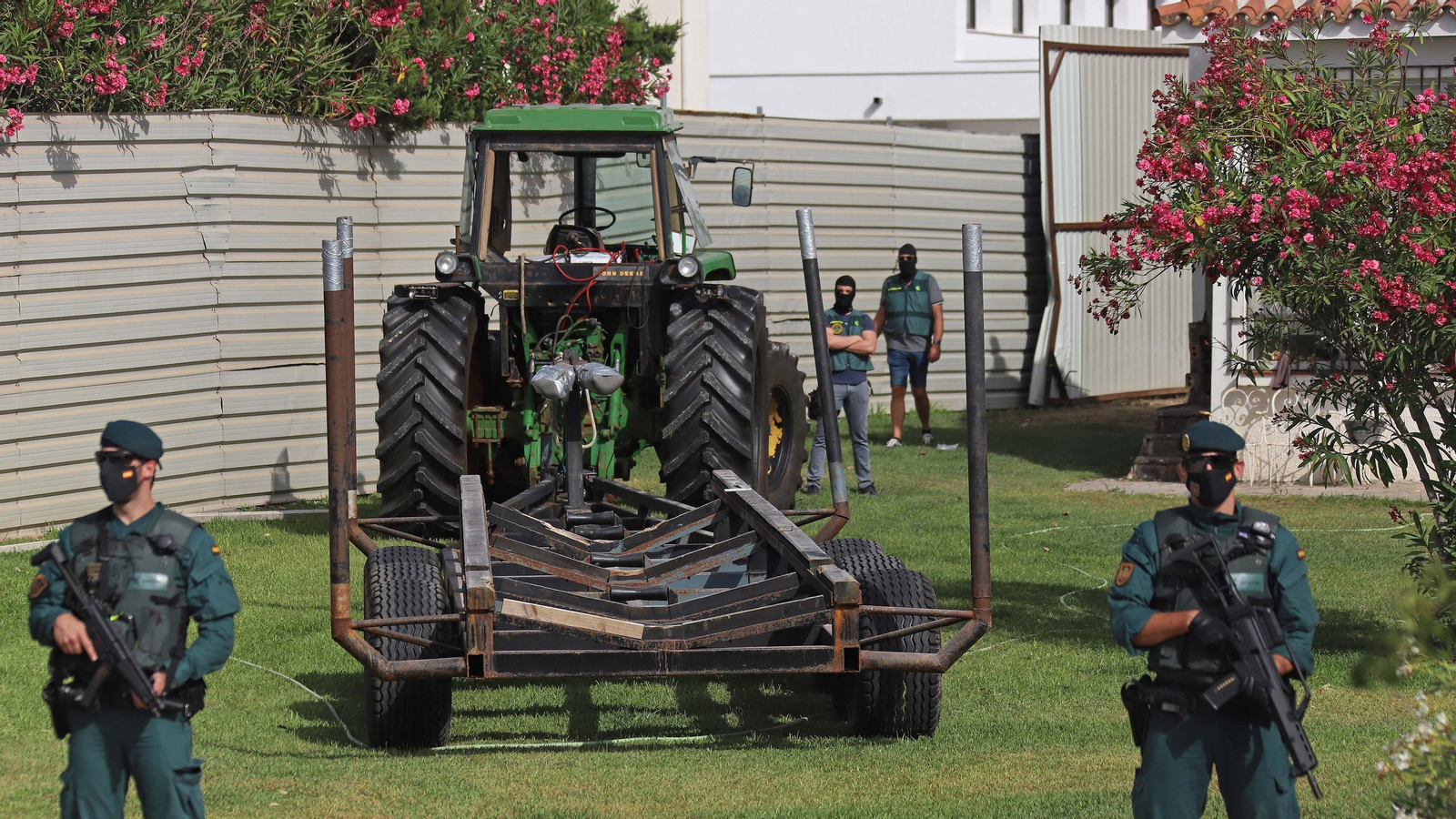 Agentes del OCON Sur de la Guardia Civil custodian un tractor y una góndola para llevar las lanchas, en una intervención llevada a cabo en 2020 en un chalé de Palmones (Los Barrios) en la Operación Tortilla.