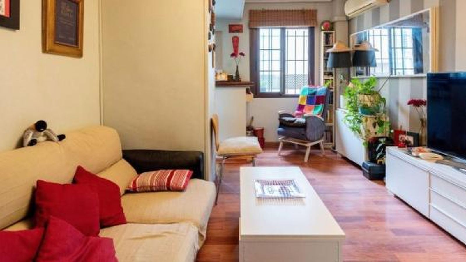 Magnífico salón en este piso en la calle San Luis