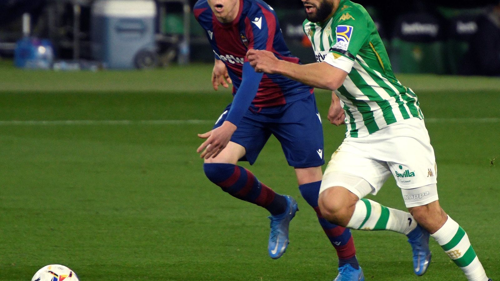 Fekir se marcha de Clerc antes de encarar al meta granota y marcar.