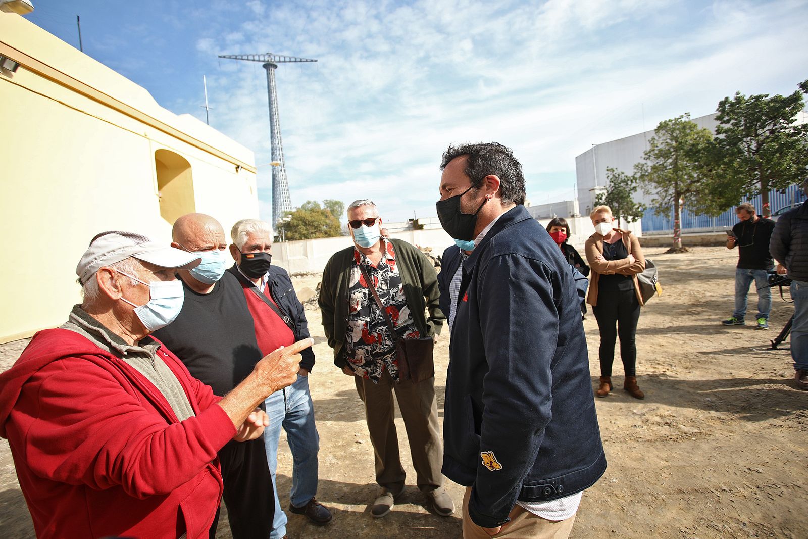 Vecinos de Puntales conversando con el alcalde tras el acto celebrado este jueves.