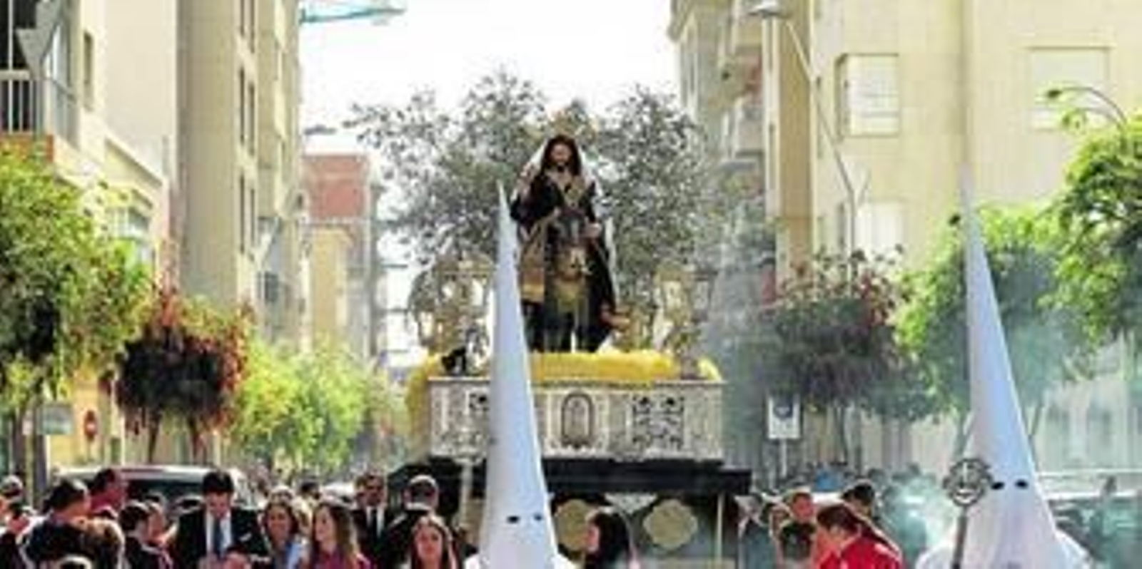 ELa imagen de la Borriquita sale de su sede canónica para realizar su estación de Penitencia.