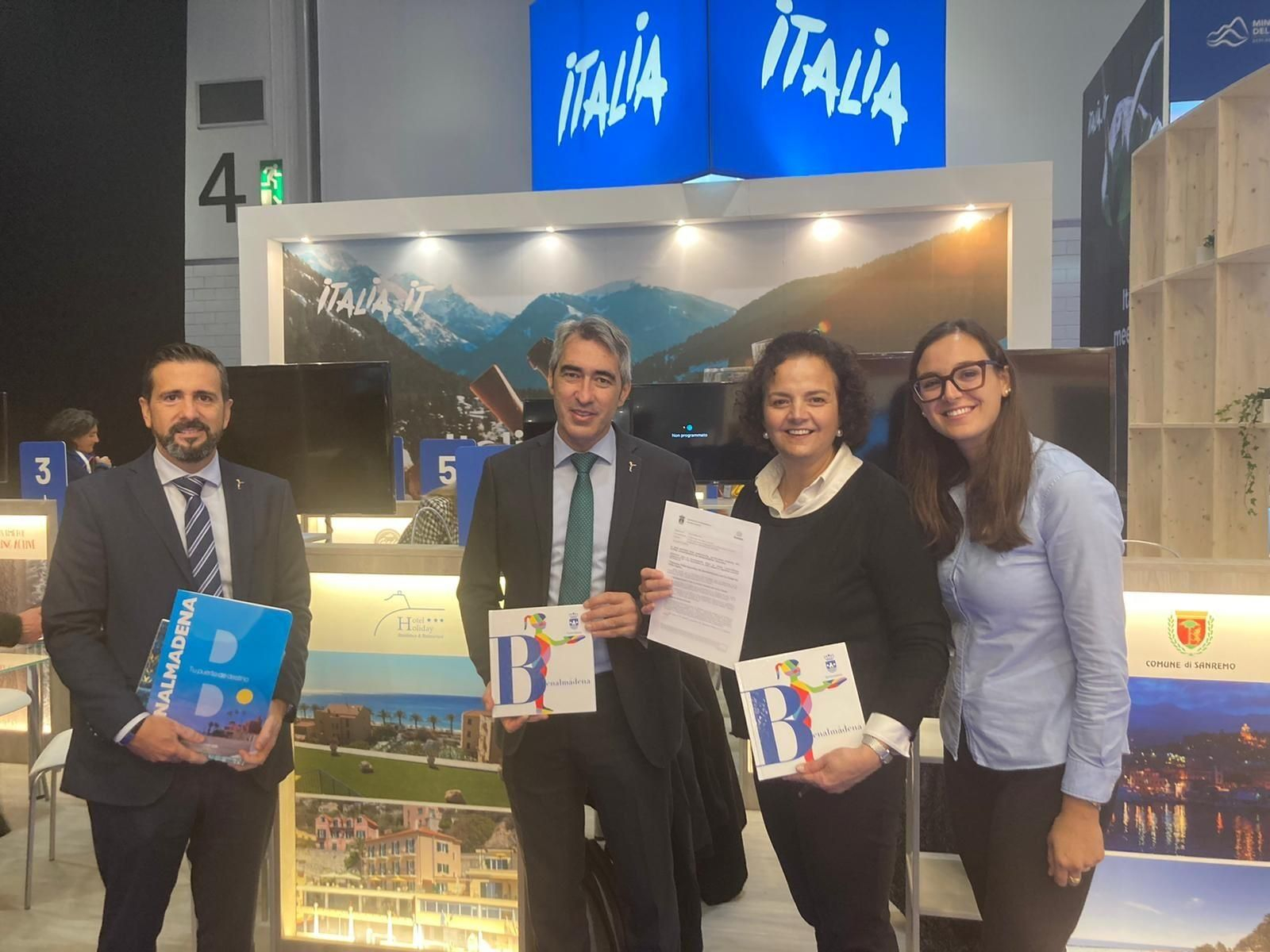 La visita de Benalmádena al stand de la ciudad hermanada de Finale Ligure, en Italia.