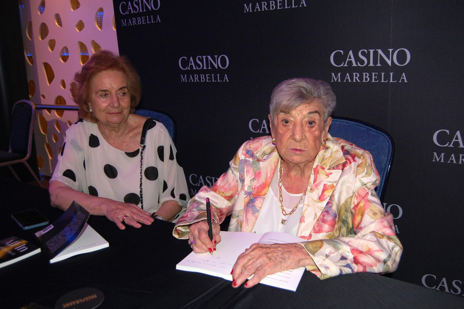 Rosa Tous firmando un ejemplar. Rosa Tous firmando un ejemplar.
