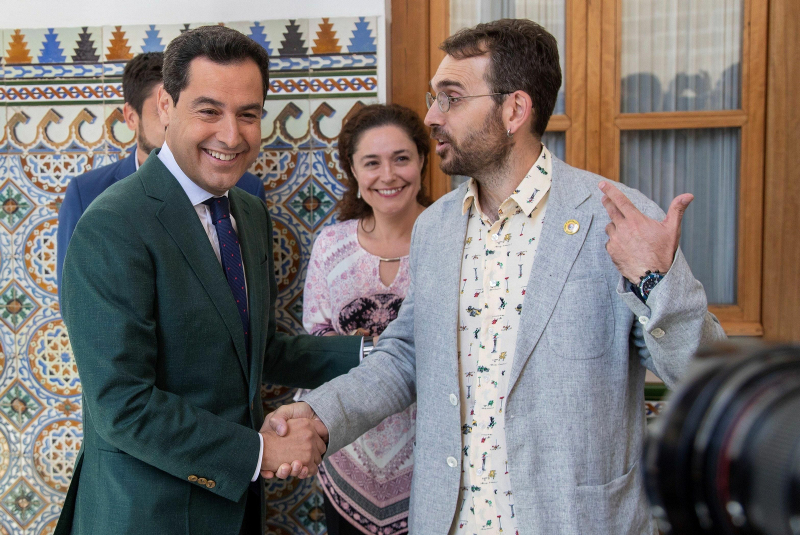 Juanma Moreno saluda a Toni Valero en presencia de Inmaculada Nieto.