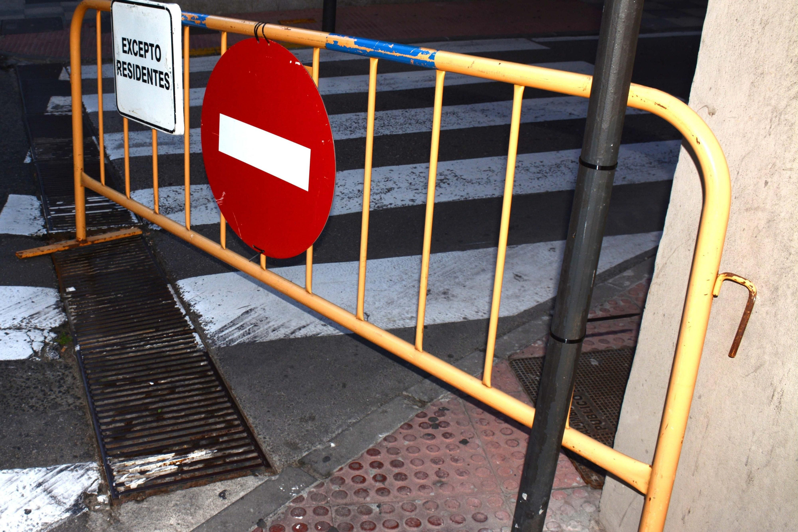 Valla que advierte del corte al tráfico de la calle Muro.