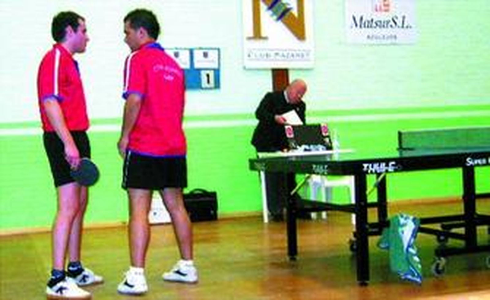 Manuel Valerio y Jonatan Sánchez dialogan antes de comenzar el partido de dobles.