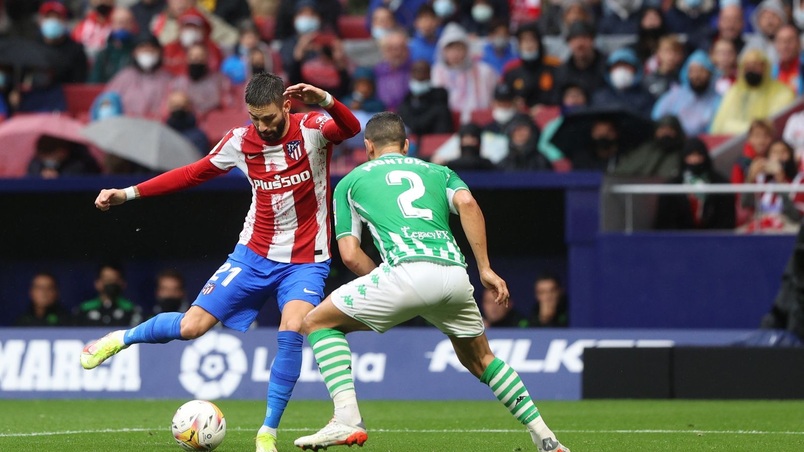 Montoya es driblado por Yannick Carrasco antes del uno a cero.