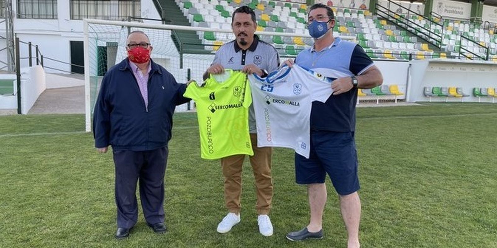 Ariel Montenegro posa con los directivos del club vallesano.