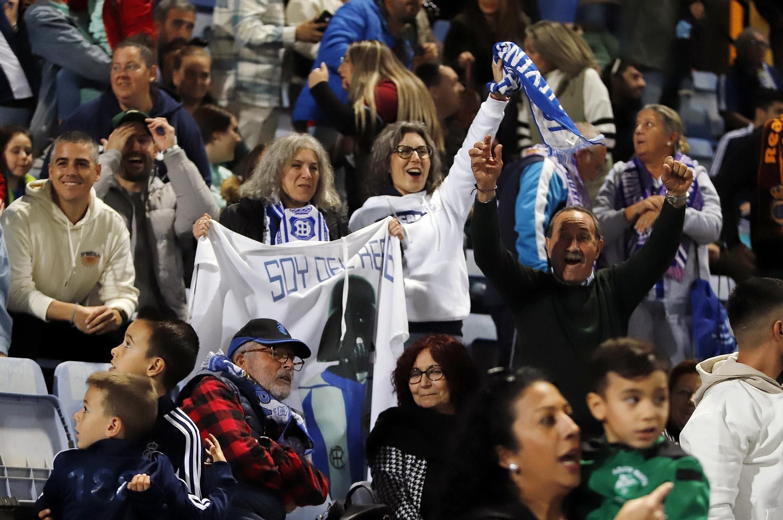 Aficionados animando al Recre en el Nuevo Colombino.
