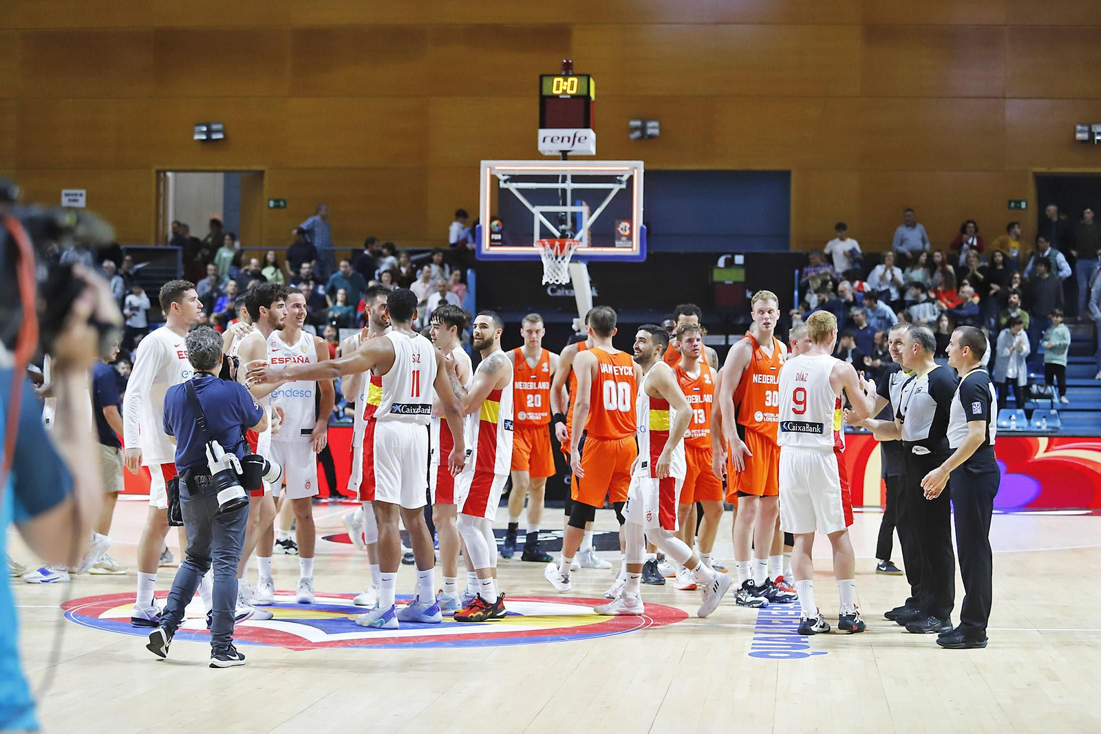 Imágenes de la celebración de la selección Española de baloncesto por certificar su pase con una victoria ante Paises Bajos Imágenes de la celebración de la selección Española de baloncesto por certificar su pase con una victoria ante Paises Bajos