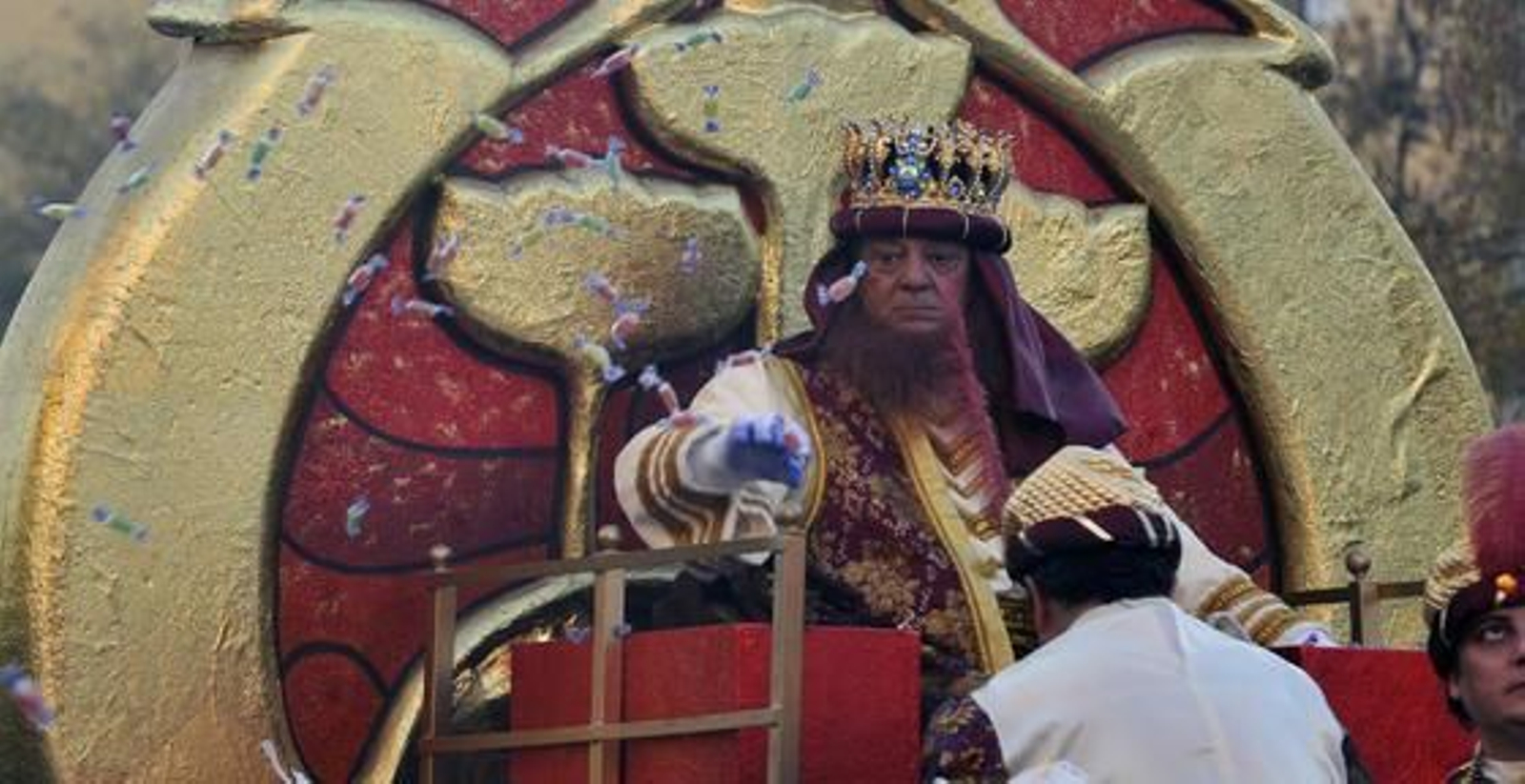 El Rey Gaspar lanza caramelos a los niños. 

Foto: Manuel Gomez, Juan Carlos Vazquez