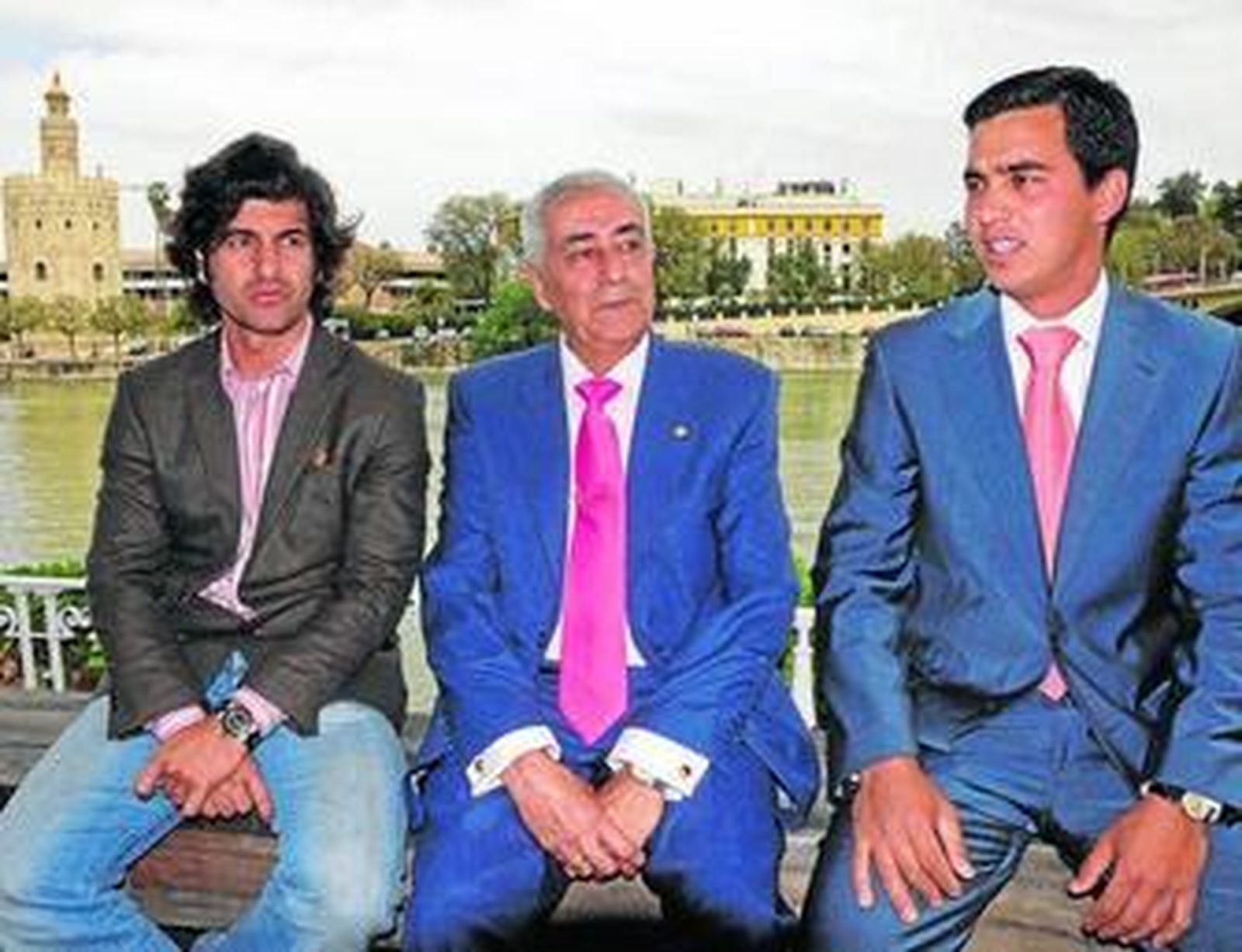 Los premiados, Morante de la Puebla y Mario Benítez, flanquean al doctor Ramón Vila.