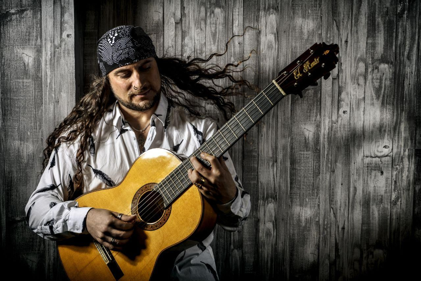 El Amir con la guitarra