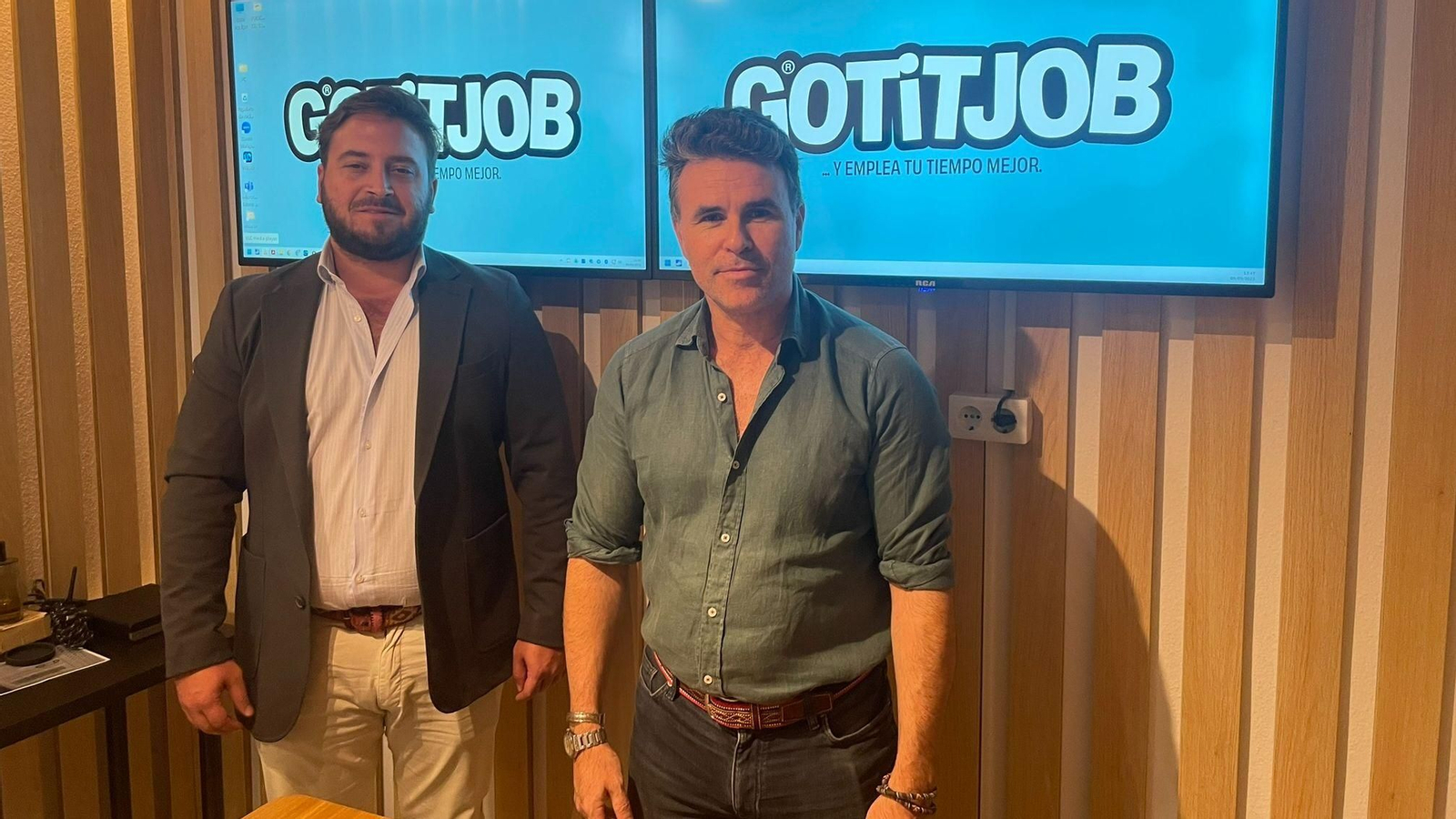 Los fundadores de Gotitjob, Pablo Rodríguez de Moya  y Sebastián García Pedrero, en la sede de la empresa en Sevilla.