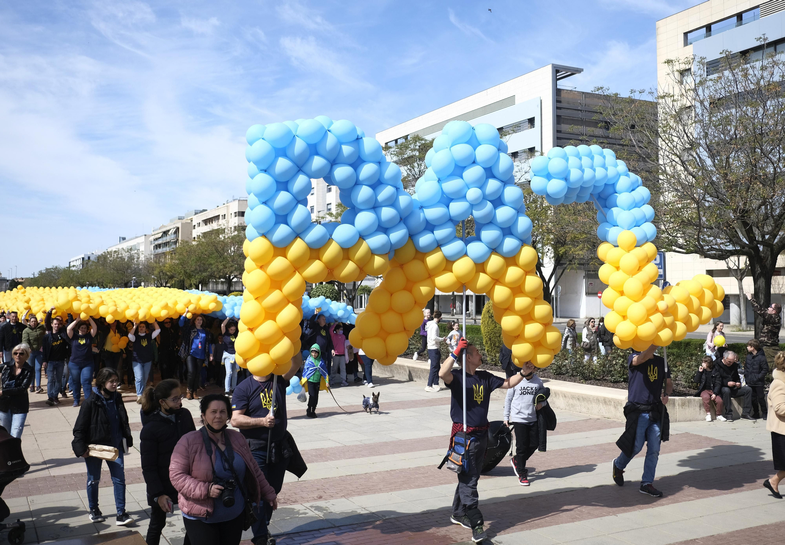 Así ha sido el acto solidario con más de 10.000 globos para formar la bandera de Ucrania en Córdoba
