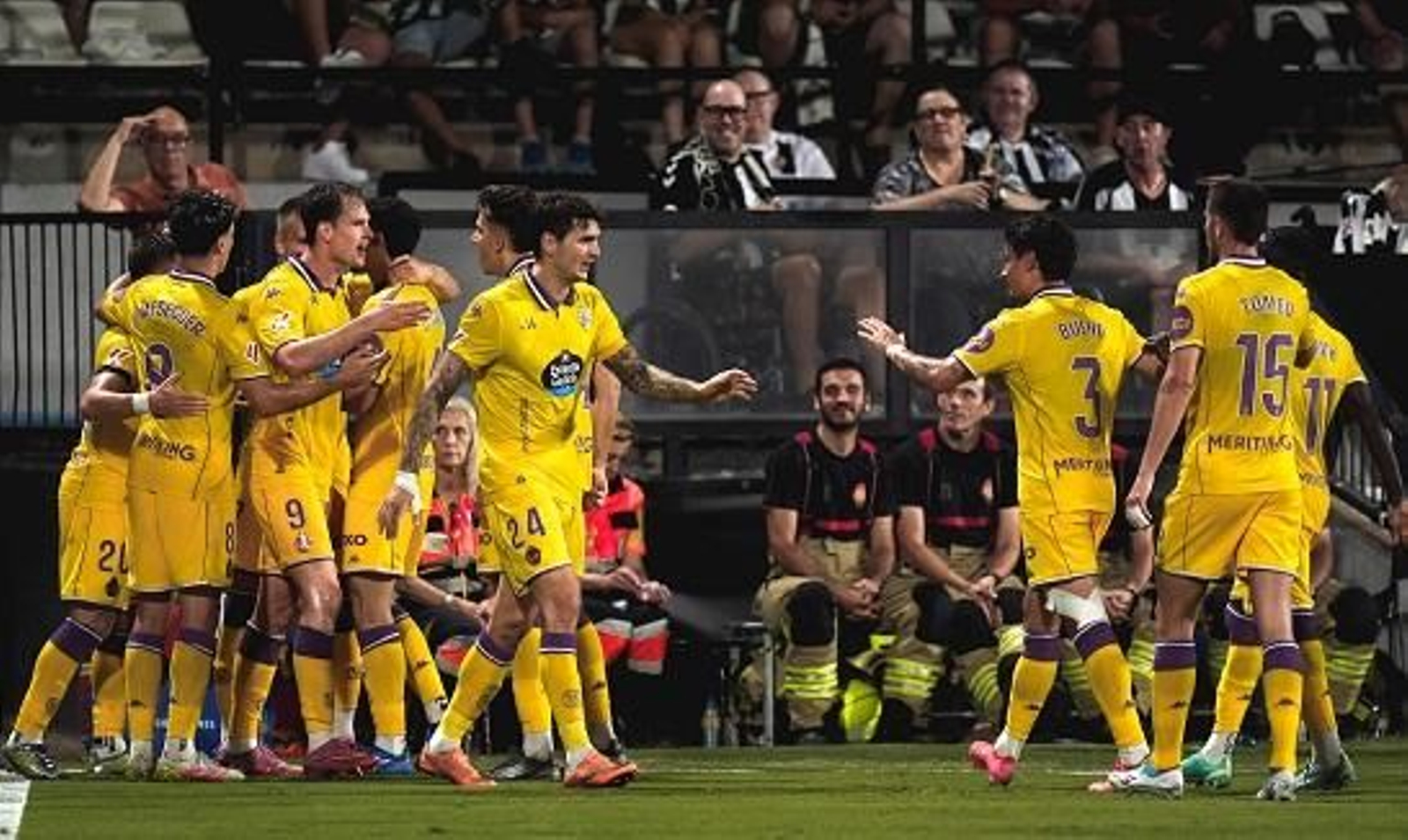 Los jugadores del Valladolid celebran el gol de Latasa en Castalia.