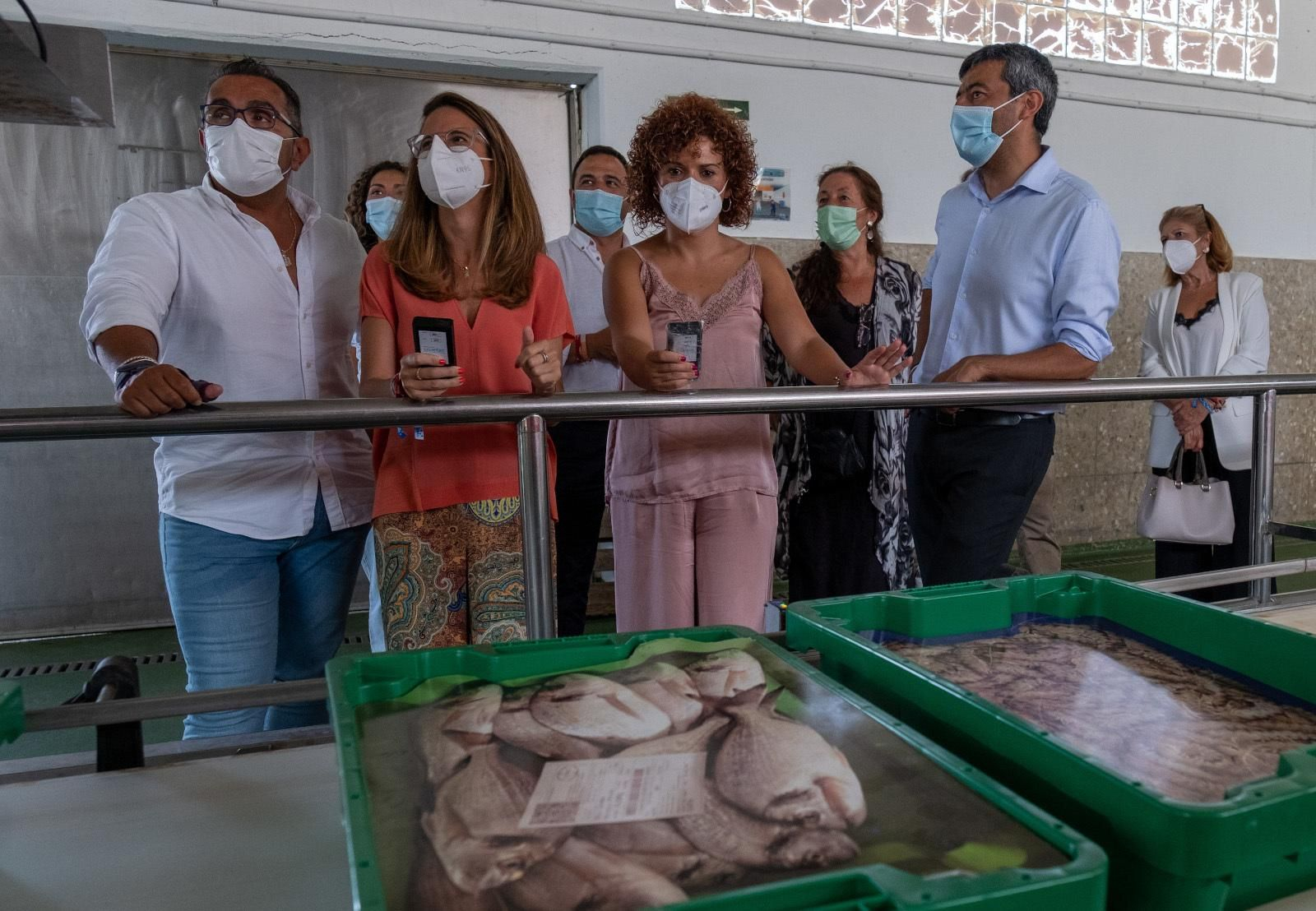 M.ª Eugenia Limón durante su visita a la Lonja de Ayamonte
