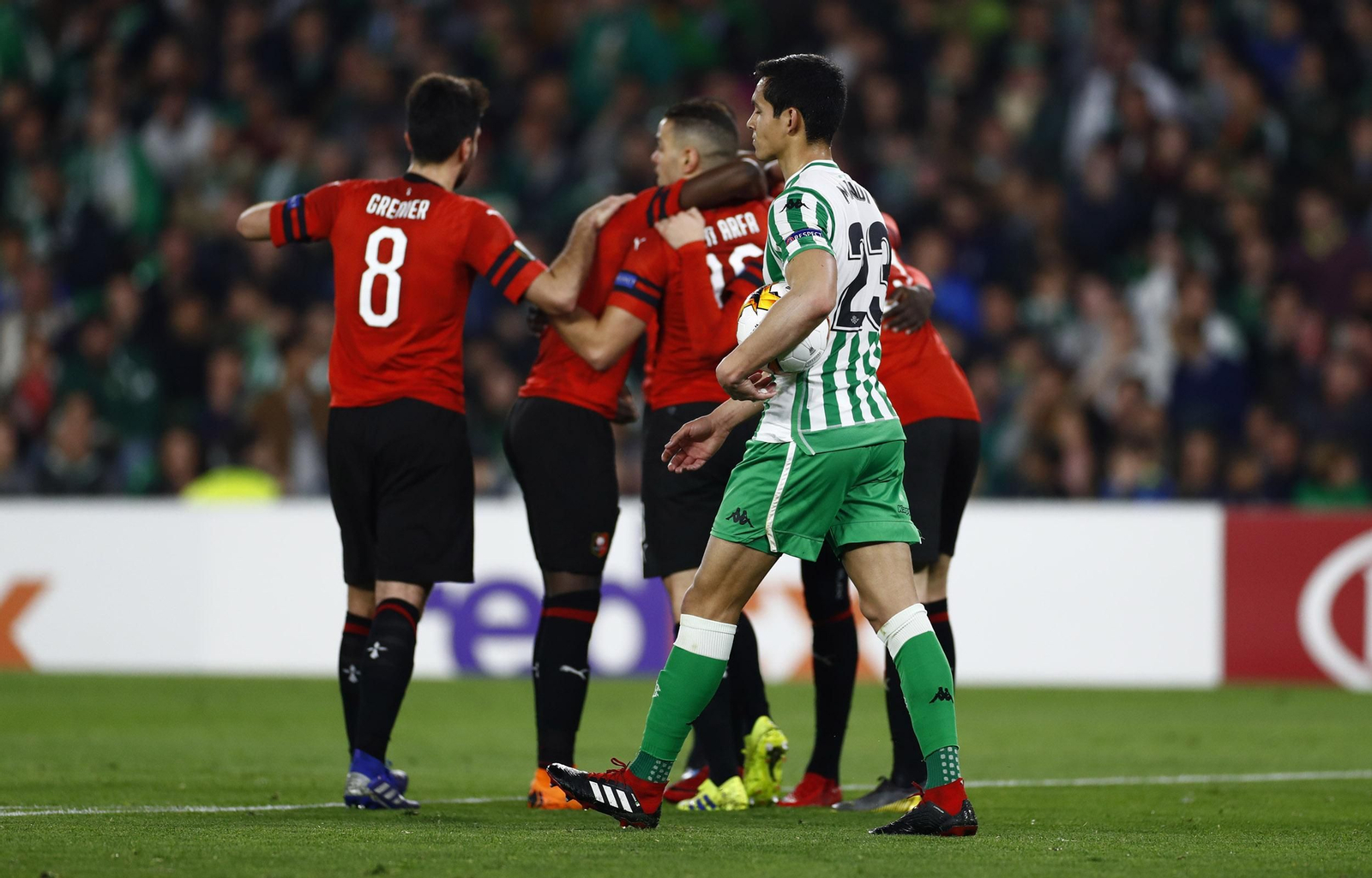 Los jugadores del Rennes celebran uno de sus goles al Betis en el Villamarín. Los jugadores del Rennes celebran uno de sus goles al Betis en el Villamarín.