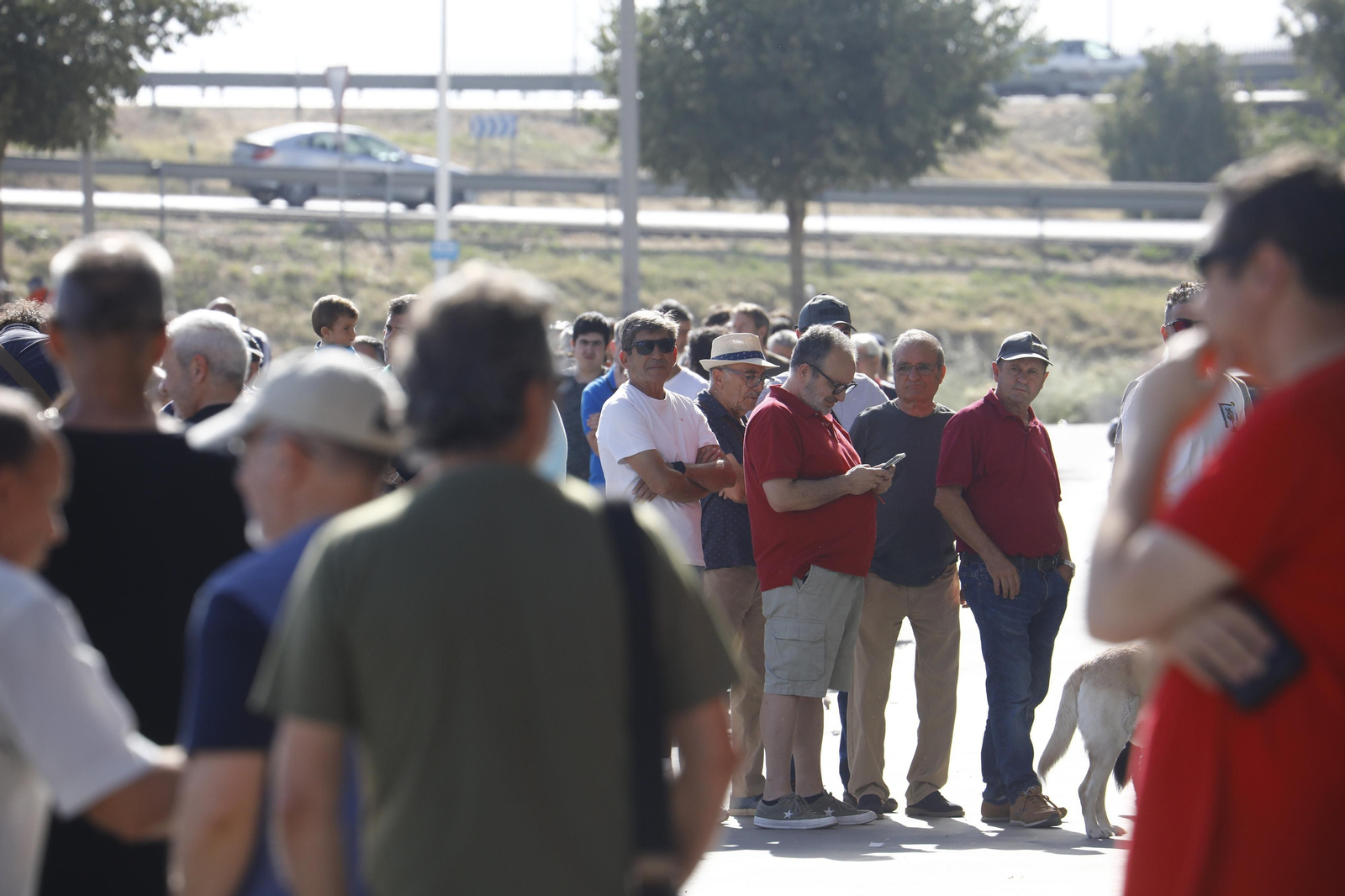 Colas en El Arcángel: Fondos agotados para el Córdoba CF - Ponferradina
