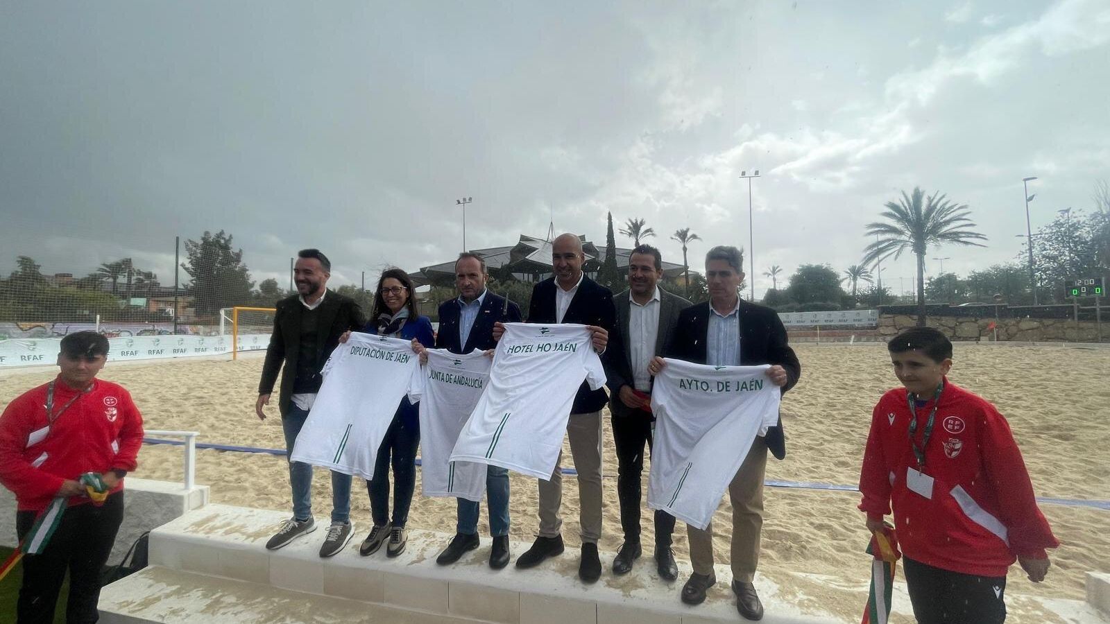 Las autoridades posan tras el corte de cinta de la inauguración.