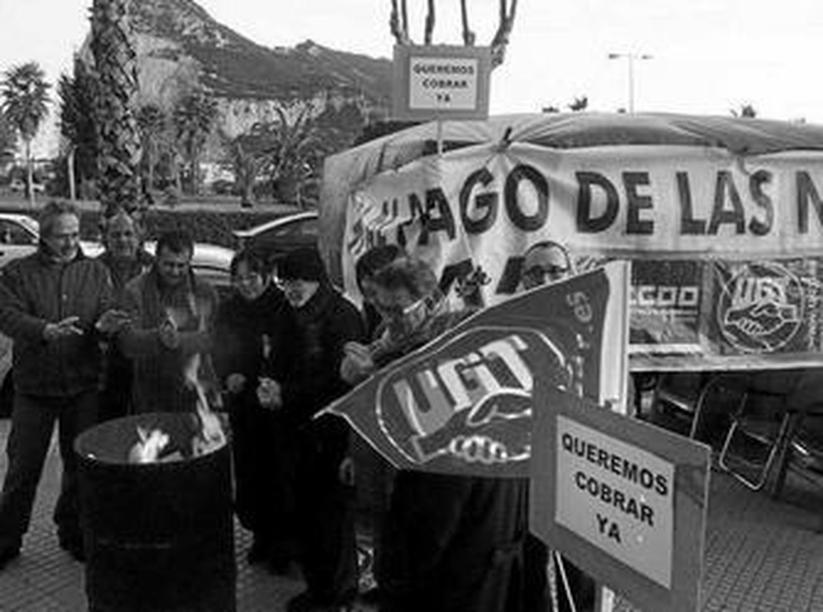 Los delegados sindicales, ayer en la acampada de protesta junto a un fuego.