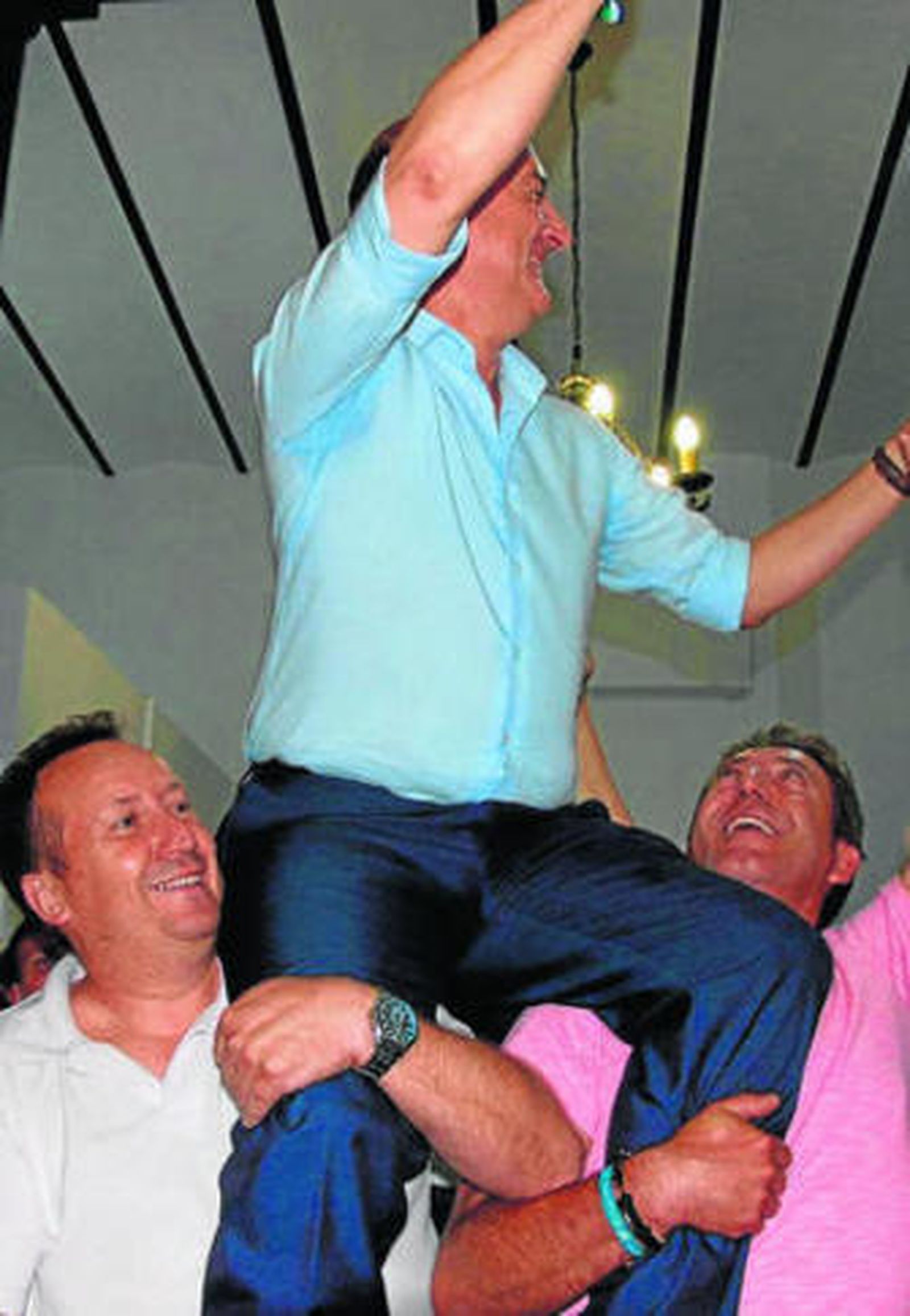José Manuel González sale a hombros de sus seguidores.