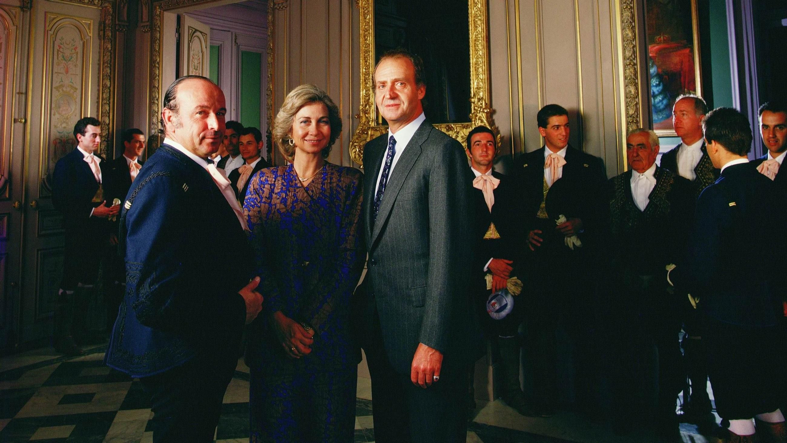 Álvaro Domecq, con don Juan Carlos y doña Sofía durante los actos inaugurales de la que ya sería la Real Escuela Andaluza de Arte Ecuestre, en 1987.