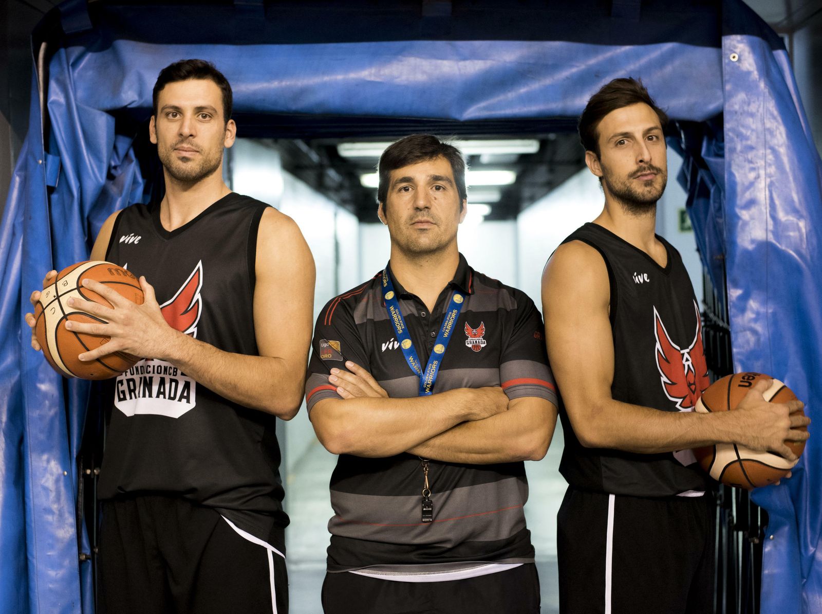 Pablo Pin entre sus dos capitanes: Alejandro Bortolussi y Carlos de Cobos