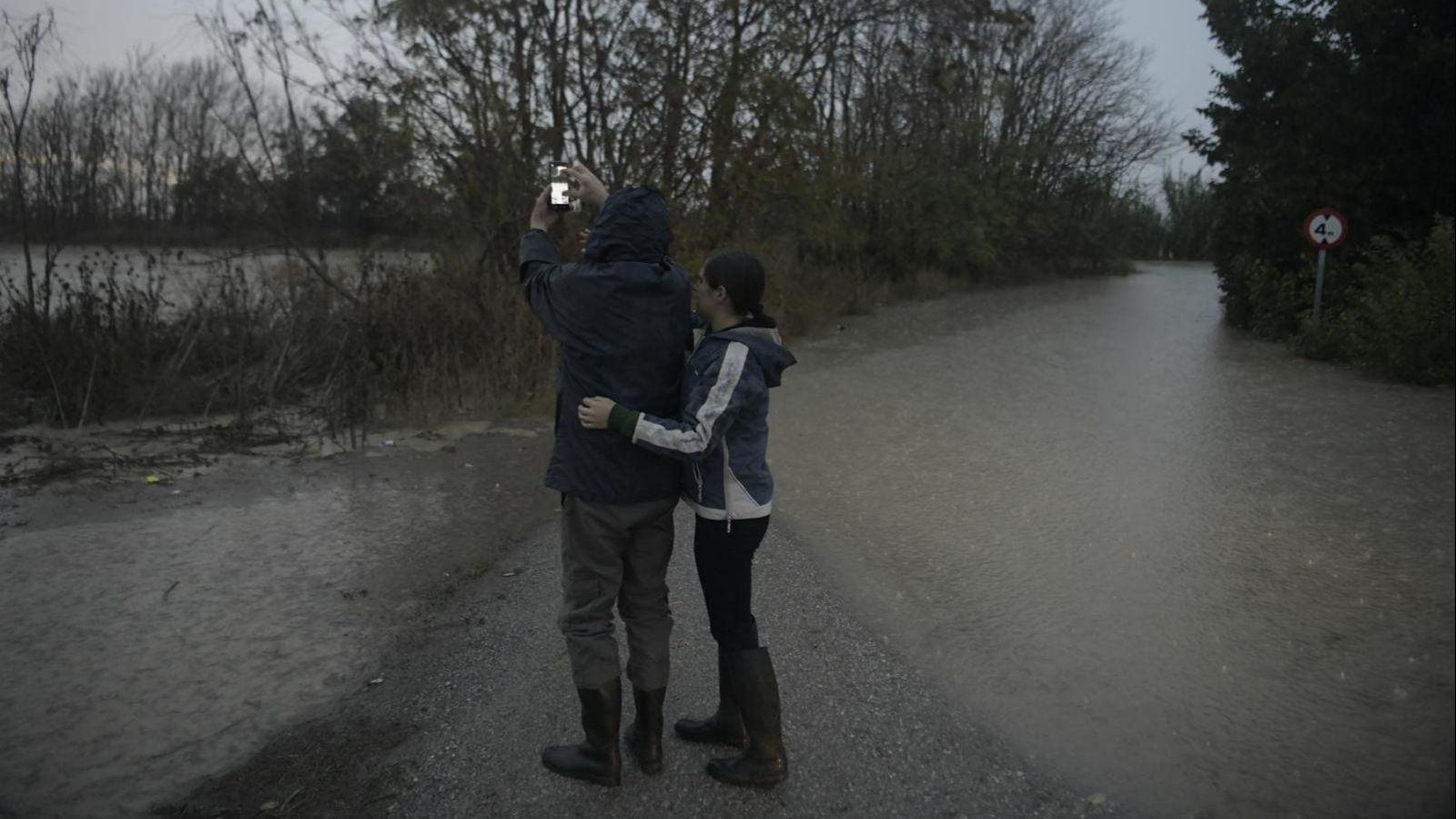 Una pareja fotografía una zona inundada en Santa Fe