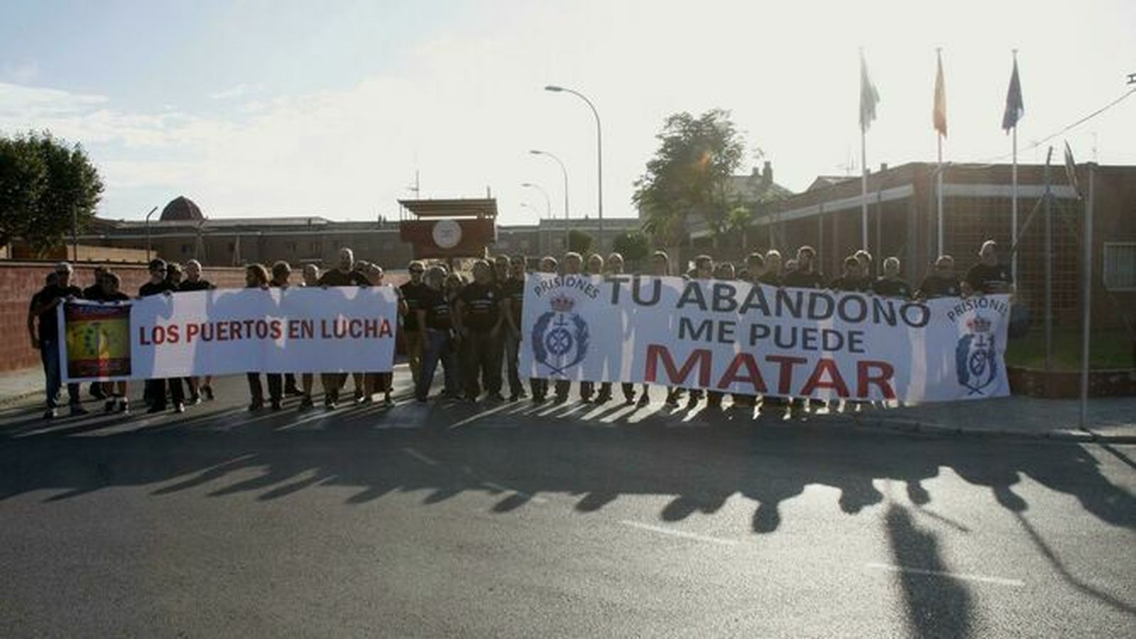 Protesta de funcionarios ante una de las prisiones de El Puerto