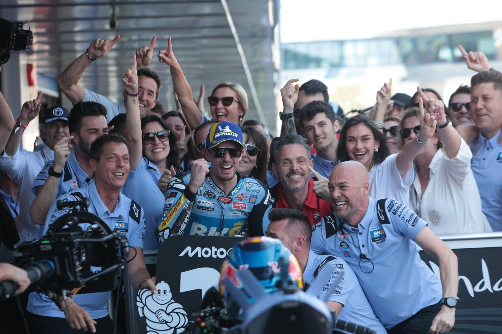 El 73 celebra el triunfo con su equipo, el Gresini Team.