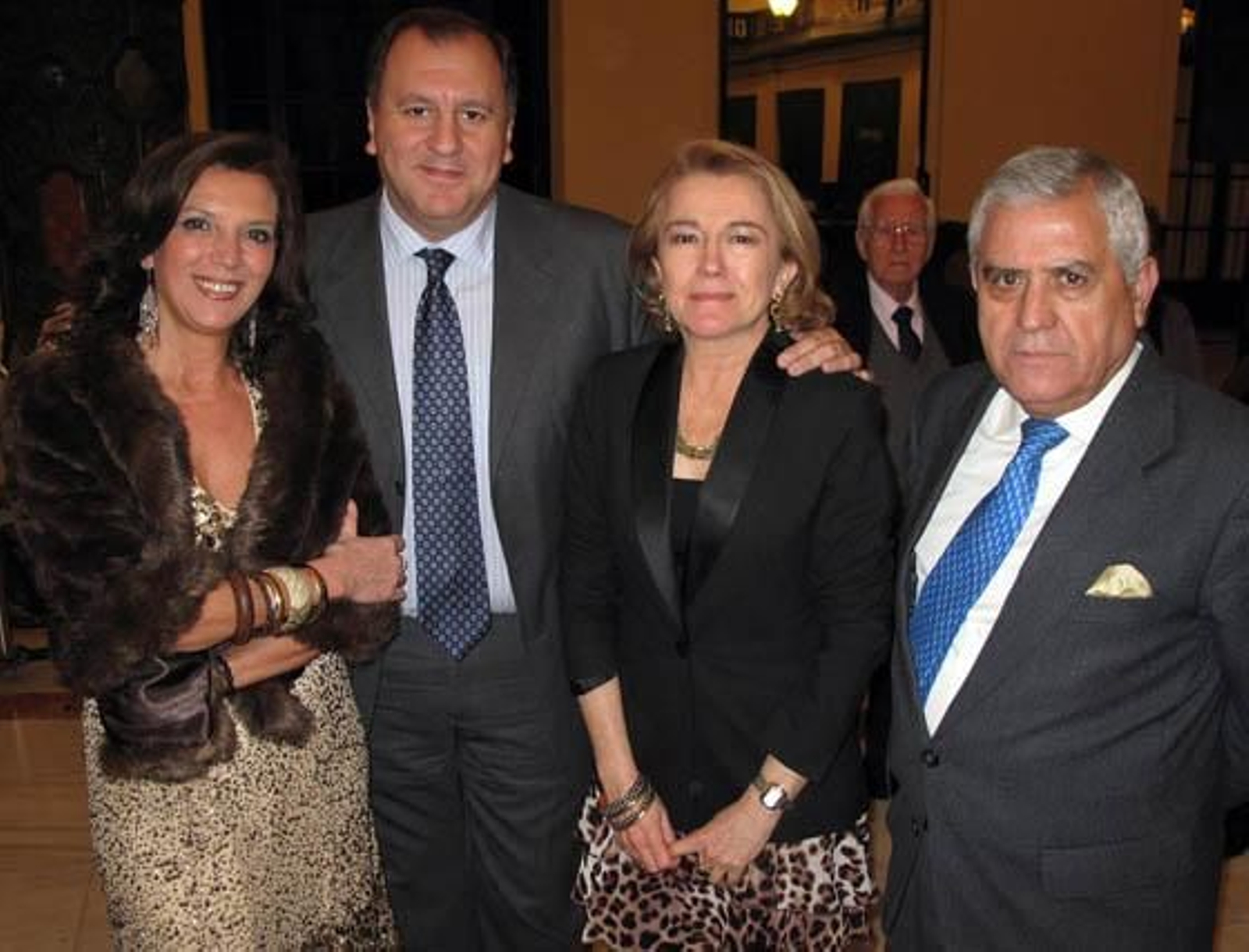 Nani Carvajal (presidenta), Manuel Gordo (tesorero), Pilar Suriñach Muñoz (secretaria general), y Francisco Javier Gallardo Gálvez (vocal), miembros de la Junta Directiva de la APS, que acaba de cumplir 101 años.

Foto: Victoria Ramírez