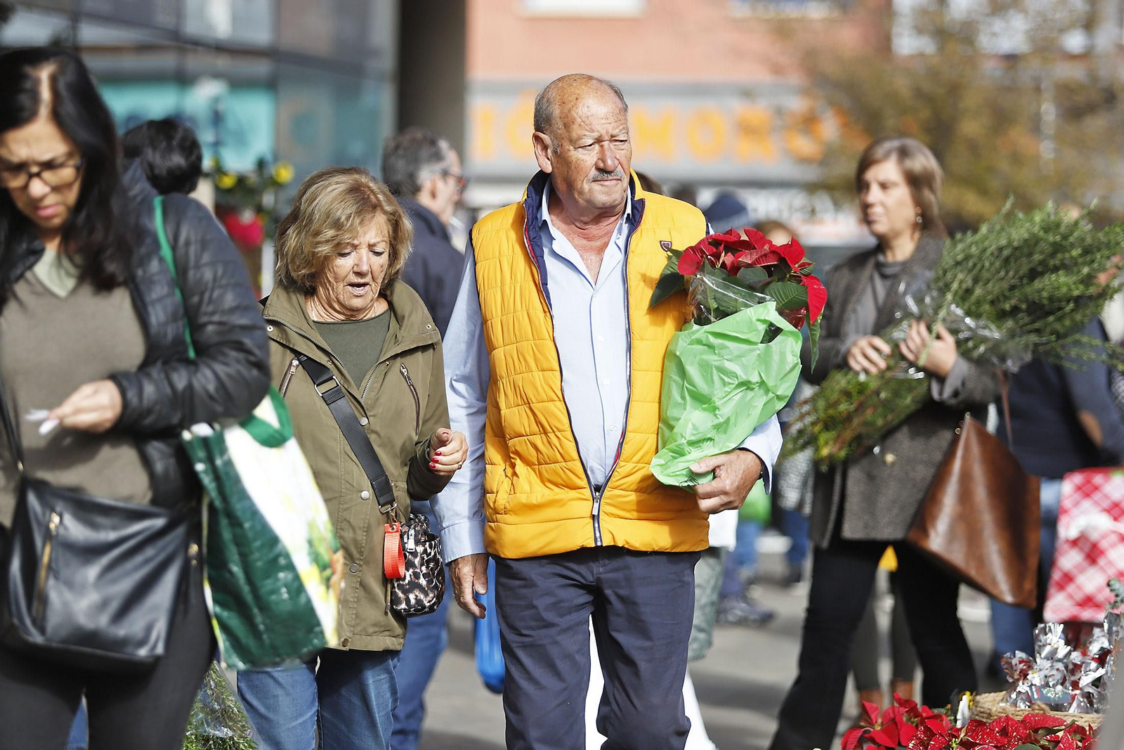 Imágenes del ambiente en el zoco del Mercado del Carmen