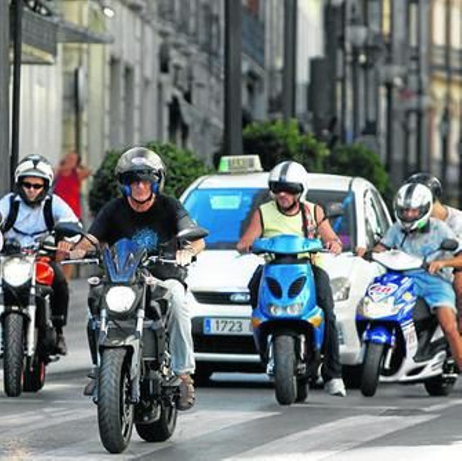 Las administraciones recomiendan el uso del transporte público para evitar el colapso del tráfico.