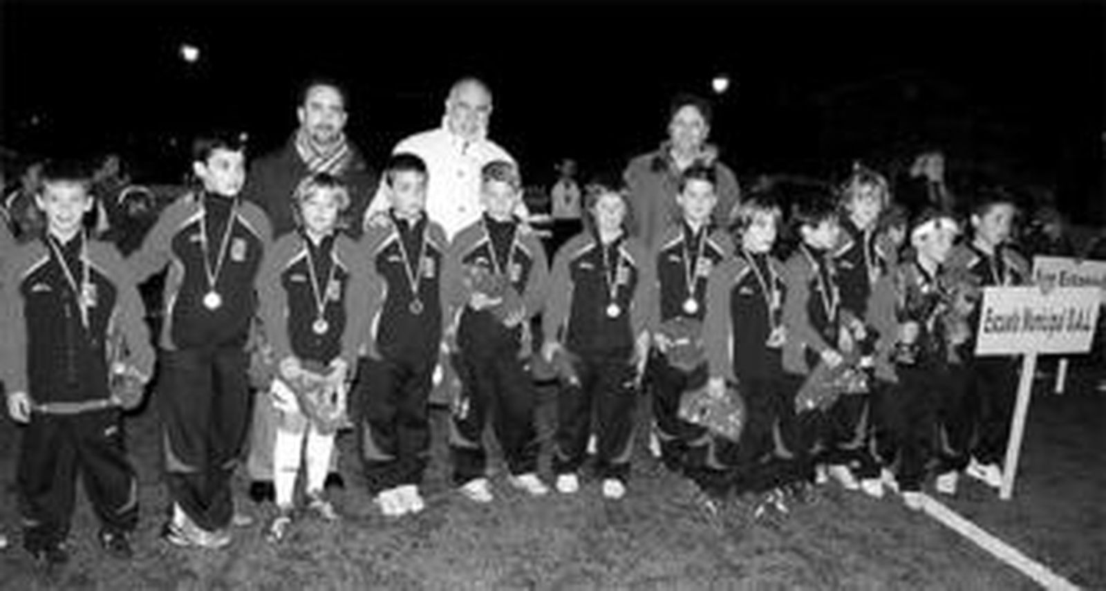 Domínguez Palma, entregando una de las medallas del torneo.