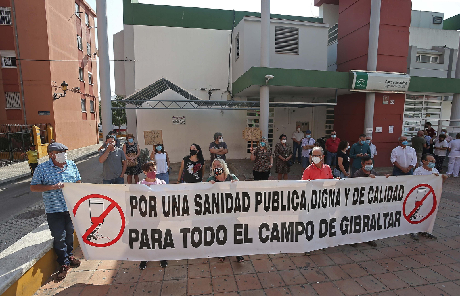 Concentración en el centro de salud del Saladillo por el mal estado de la Atención Primaria
