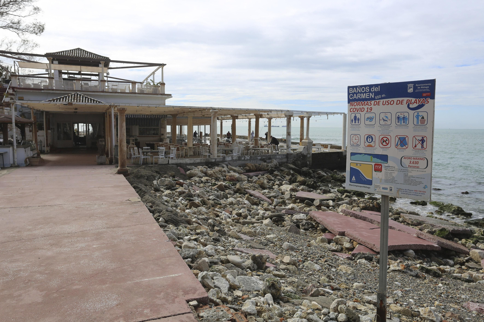 Las fotos de los trabajos en los paseos marítimos y chiringuitos de Málaga para paliar los efectos del temporal