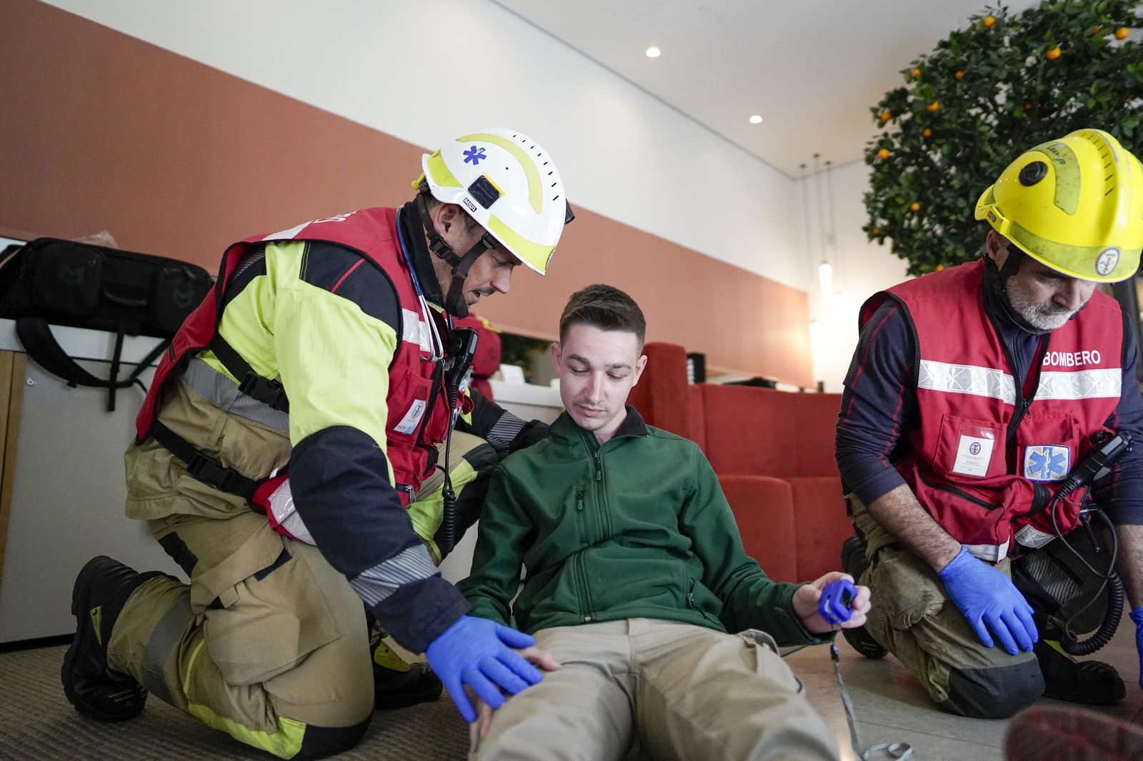 El simulacro de incendio organizado por el Servicio de Extinción de Incendios de los Bomberos, en imágenes