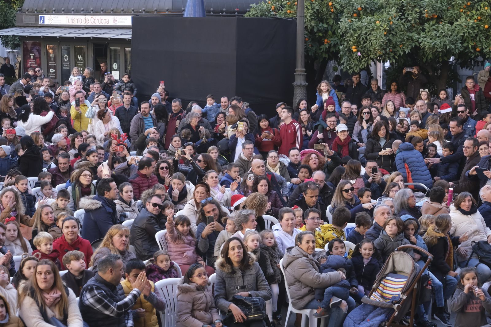 La fiesta infantil de Fin de Año en la plaza de las Tendillas de Córdoba, en imágenes