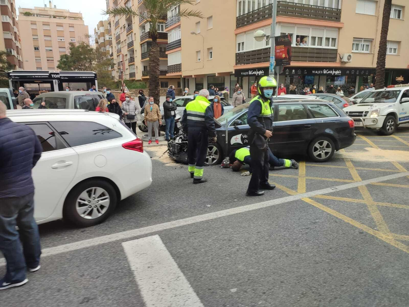 Operarios de la grúa municipal intentan retirar uno de los vehículos afectados.