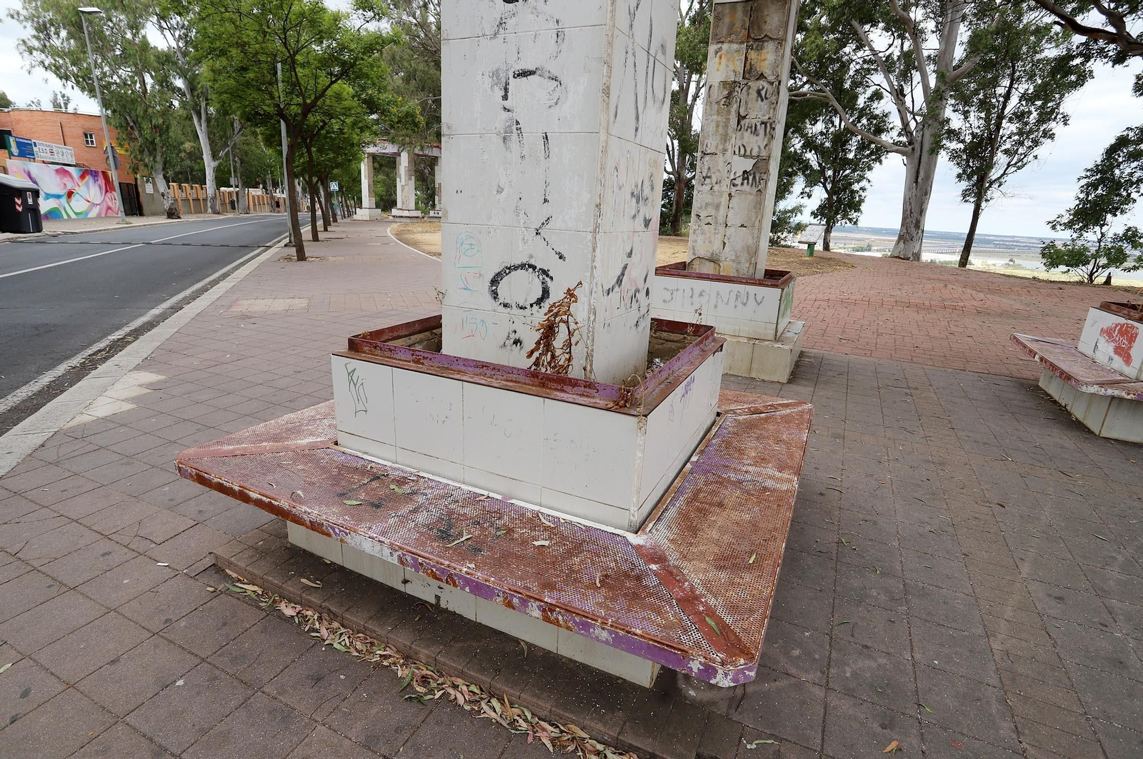 Imágenes de la suciedad, deterioro y abandono de los miradores del Conquero