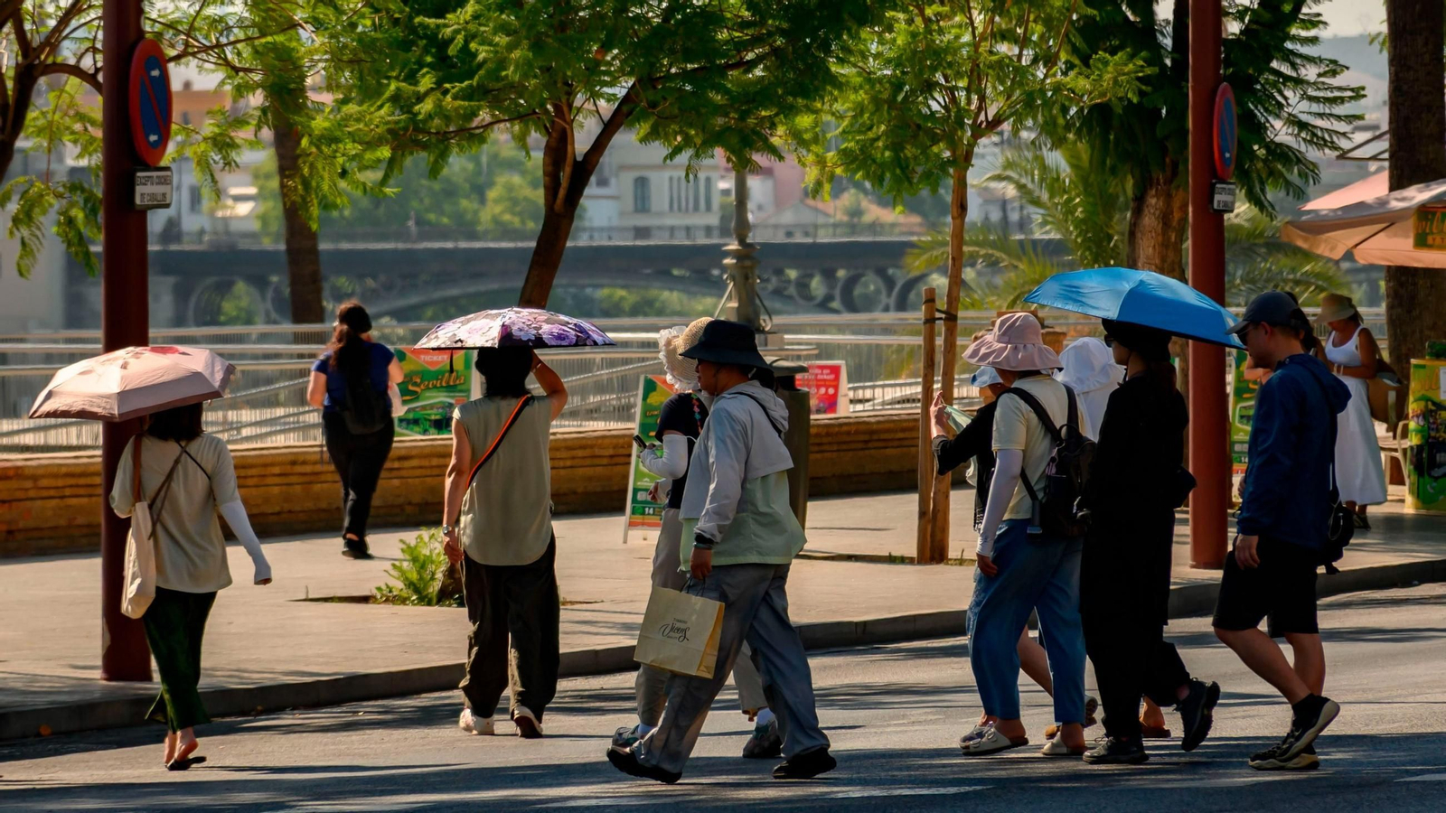 Turistas pasean bajo el calor de Sevilla