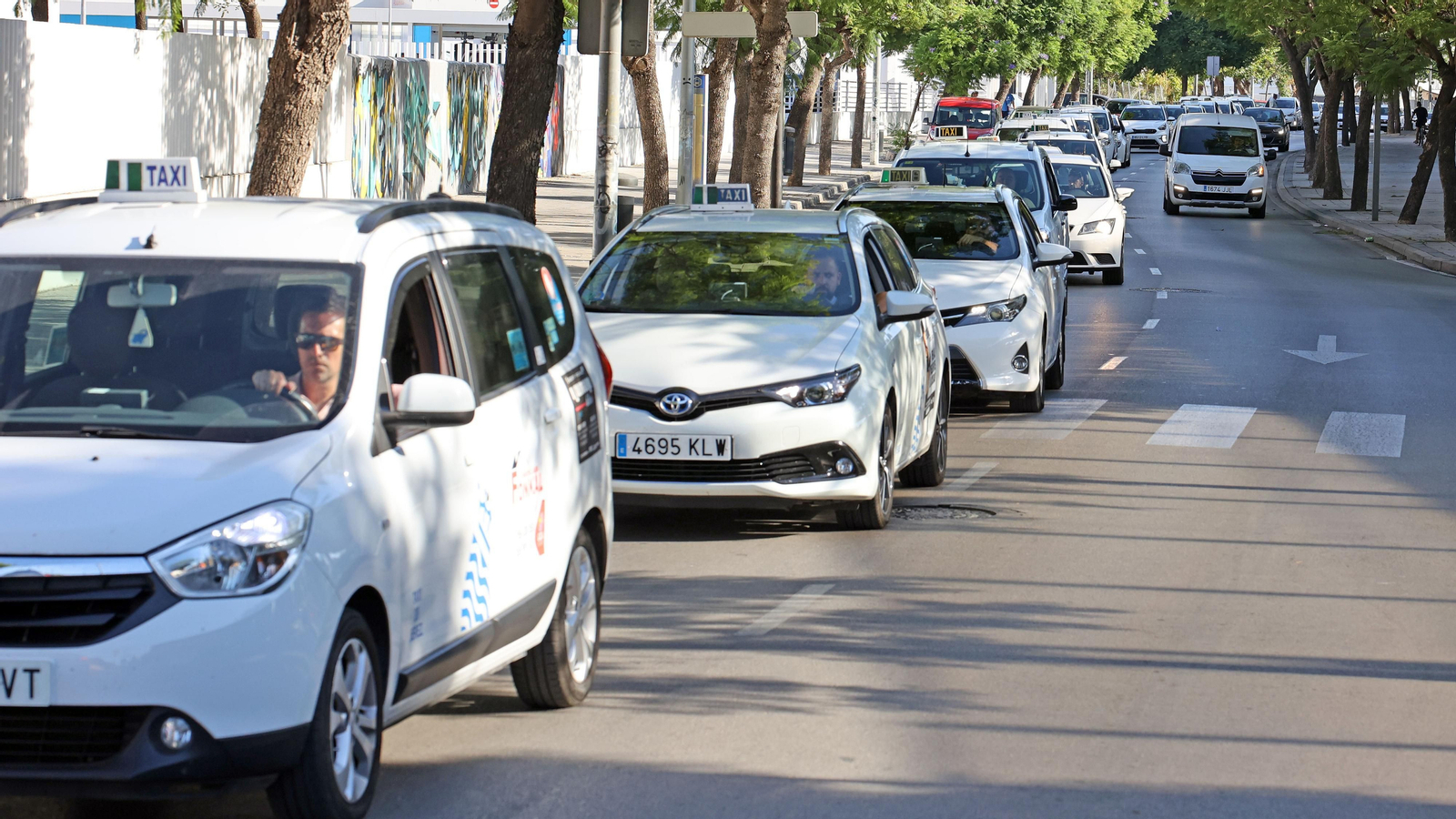 Los taxistas manifestándose por las calles de Jerez