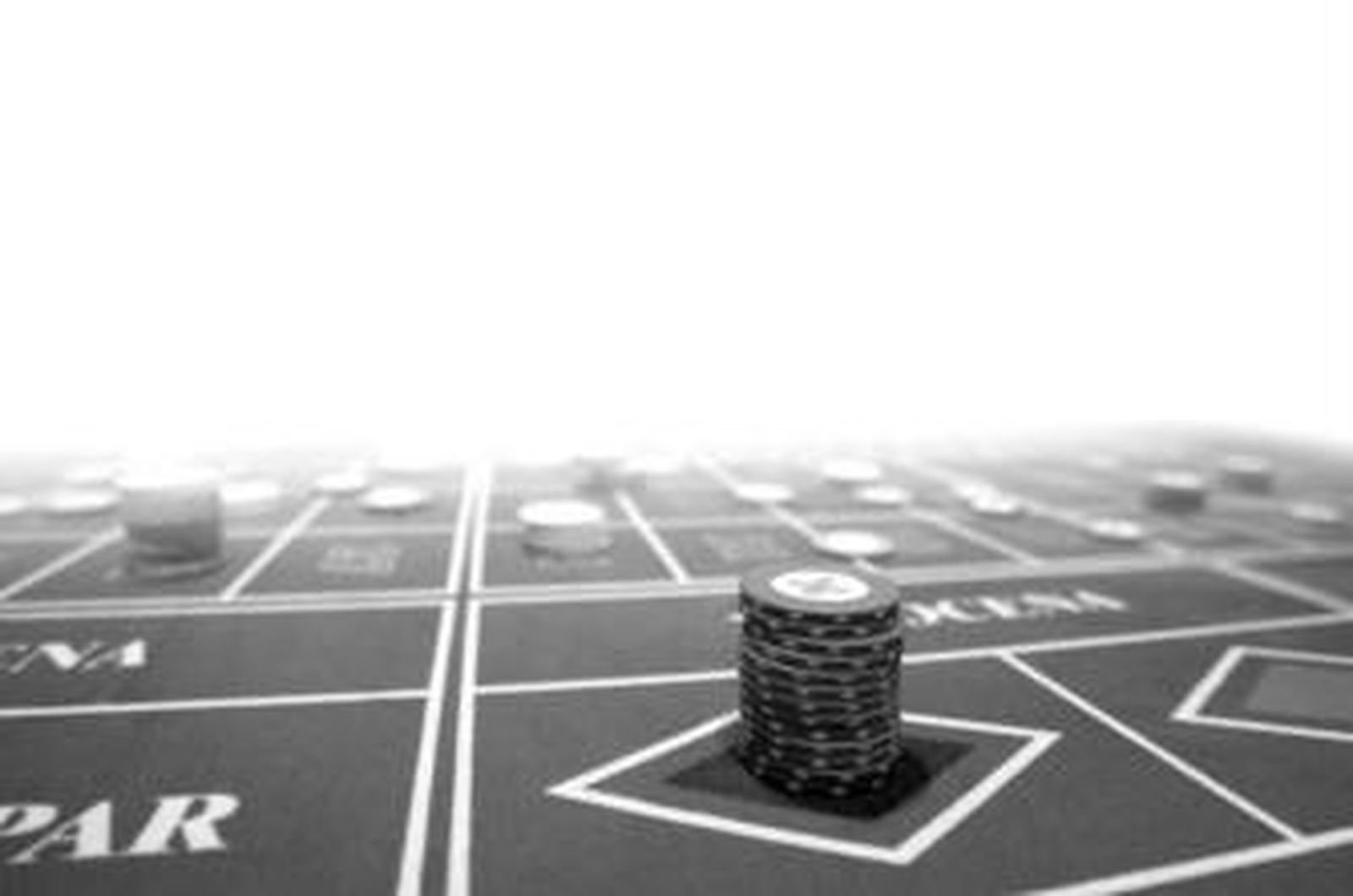 1. Varias fichas sobre una de las ruletas. 2. La sala de mesas de juego ha quedado totalmente reformada después de realizar una inversión de seis millones de euros. 3. Una hilera de máquinas. 4. ¿Quiere el 'jackpot'?