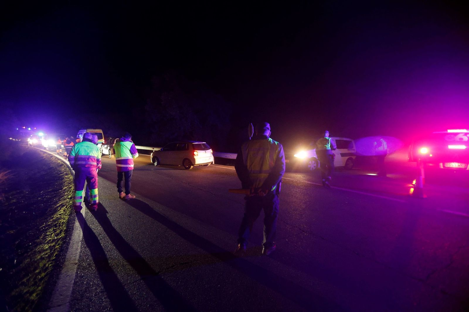 Las imágenes de los vehículos de emergencias evacuando a los pasajeros del descarrilamiento en Adamuz