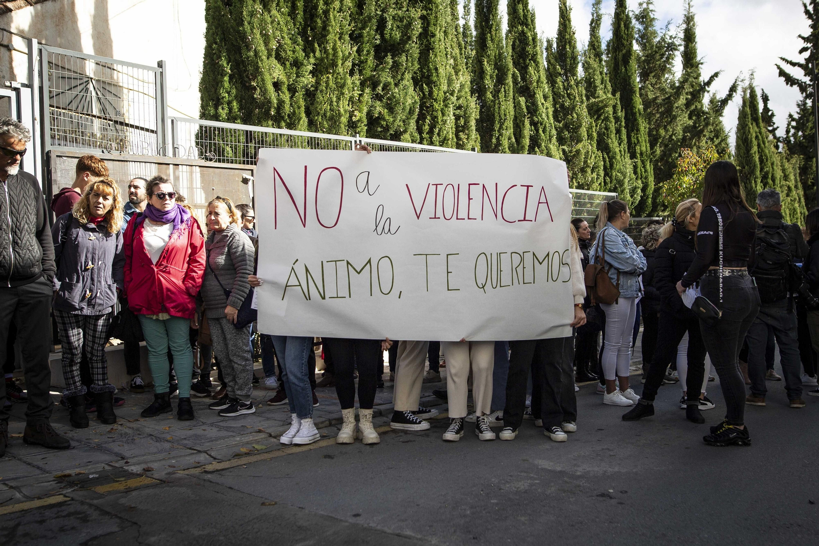 Concentración a las puertas del instituto de Alhama tras la agresión a un menor.